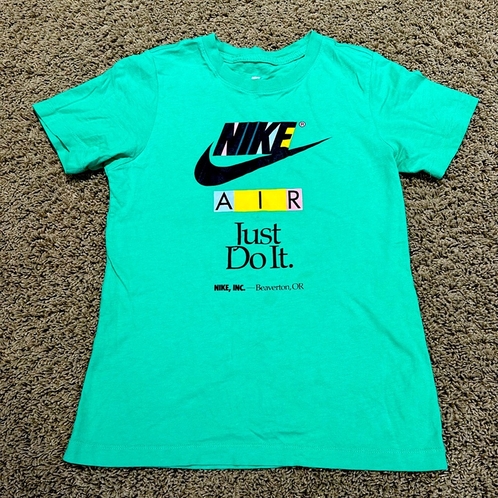 Nike boys green t-shirt sz Medium